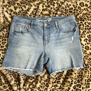 SEVEN 7 WEEKEND SHORT SIZE 8
